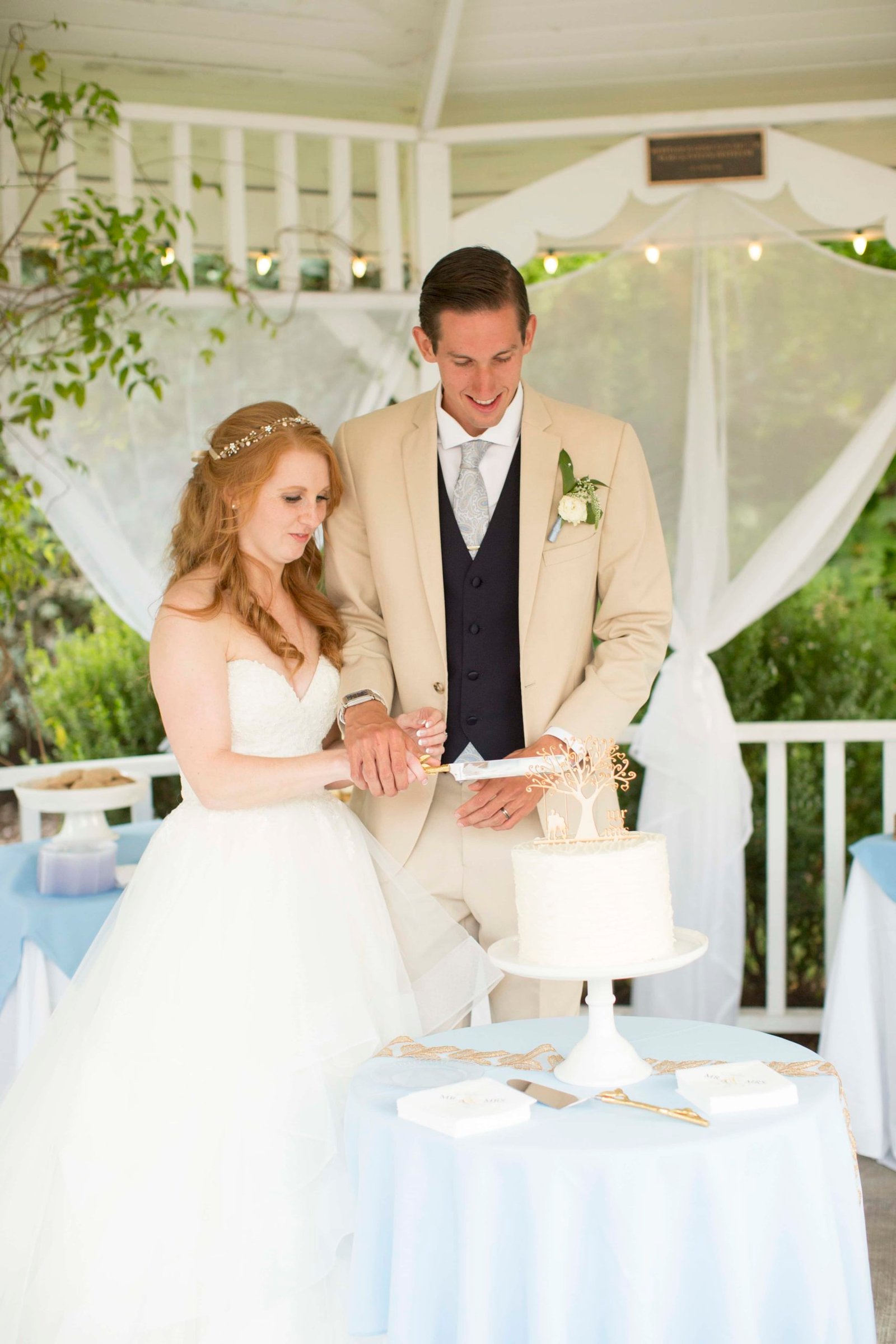 Bride and groom cutting the wedding cake at Heritage House in Arroyo Grande