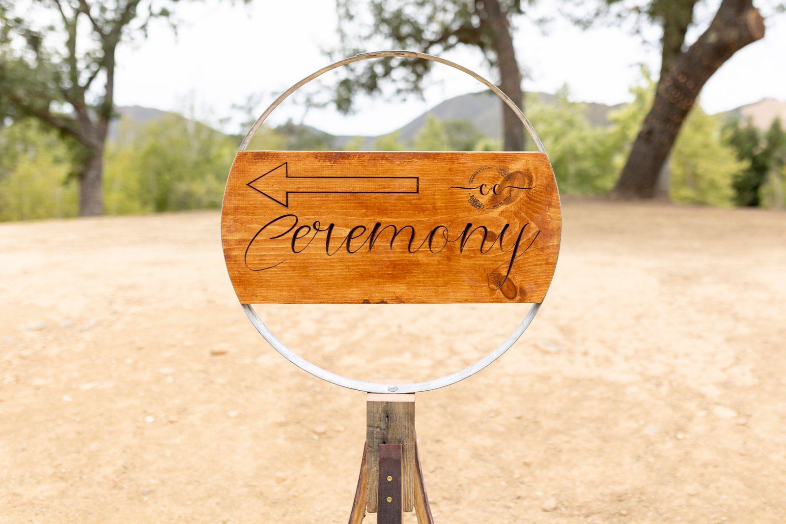 wedding sign pointing to the ceremony site