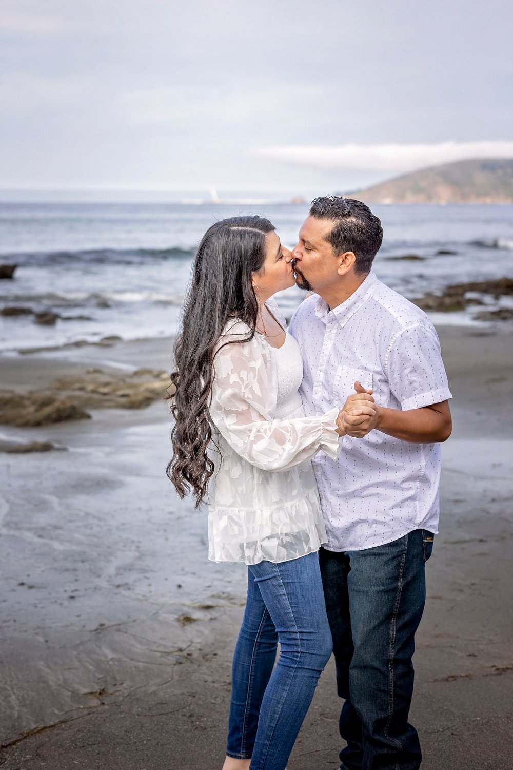 Couple kissing on the beach in Pismo