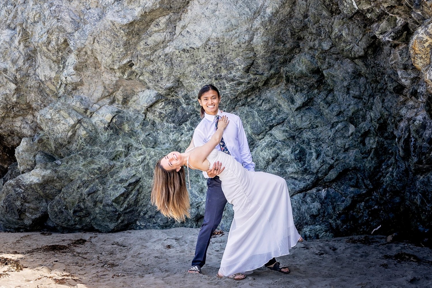 groom dipping the bride on the beach in Big Sur