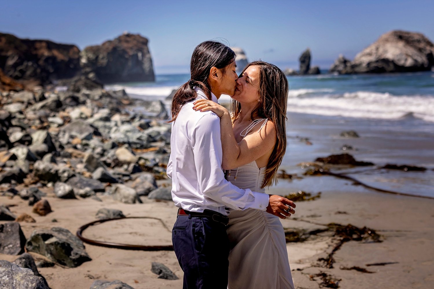 couple kissing on the beach in Big Sur